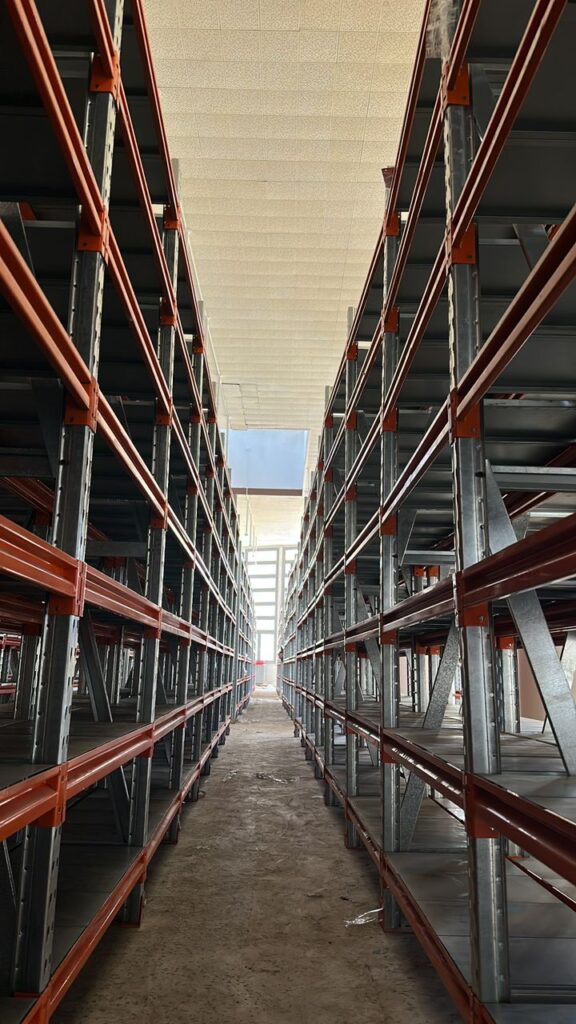 Structure de rayonnage semi-lourd robuste avec plateaux et montants métalliques