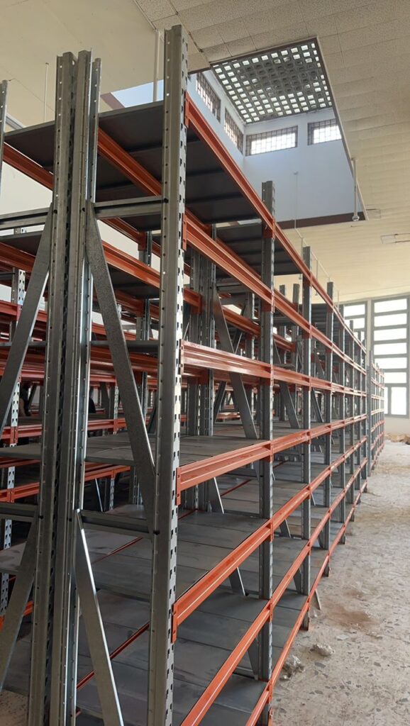 Rayonnage semi-lourd vide prêt à l’utilisation dans un local de stockage professionnel