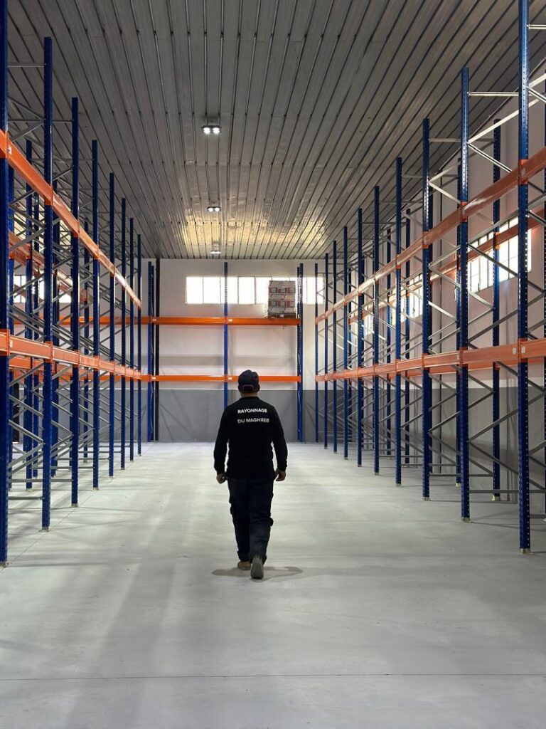 Équipe de montage Rayonnage du Maghreb assurant l’installation de rayonnages à palettes robustes
