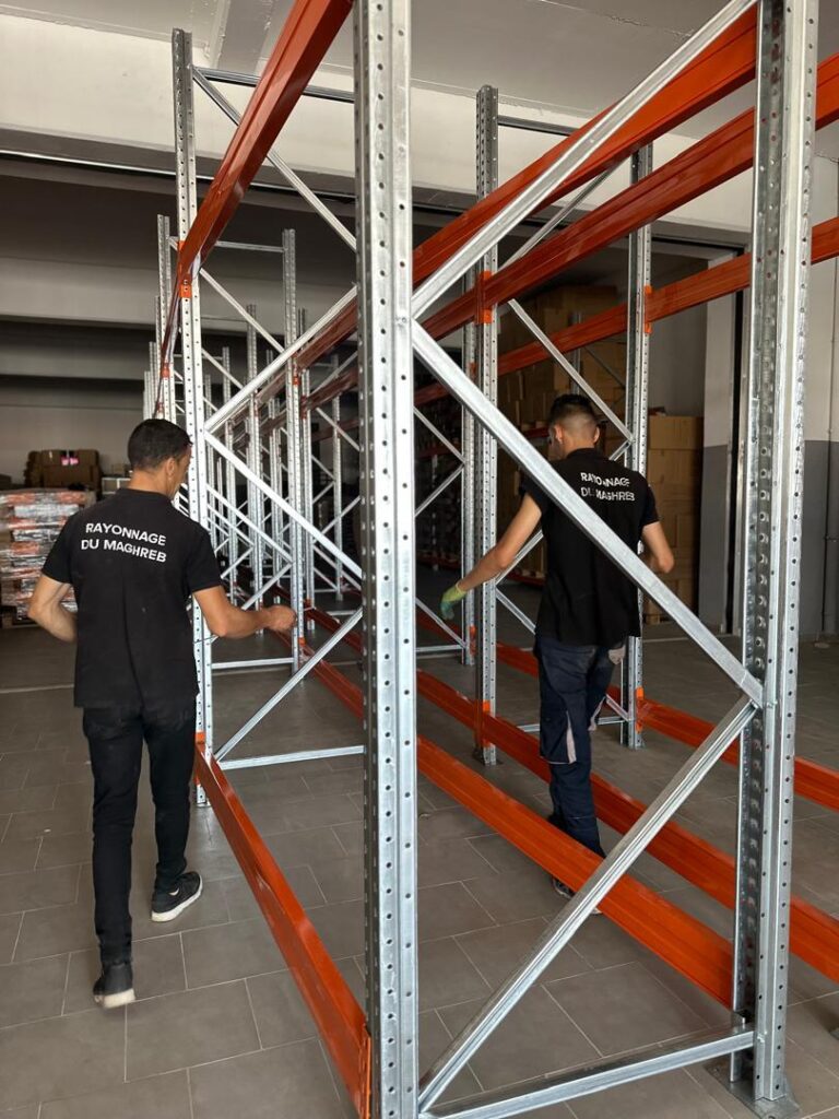 Agents de Rayonnage du Maghreb installant un rayonnage à palettes dans un entrepôt en Algérie
