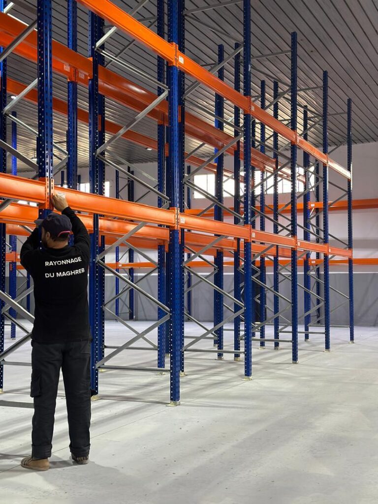 Technicien posant la structure métallique d’un système de rayonnage industriel en Algérie