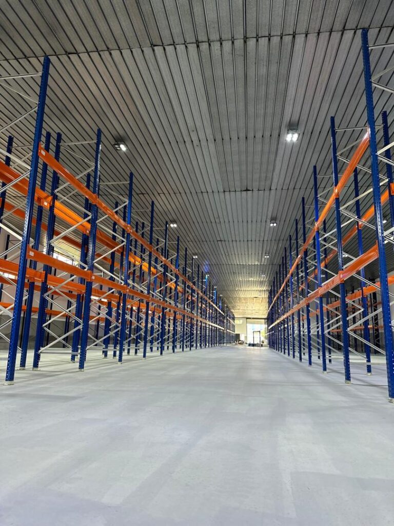 Rayonnages à palettes installés dans un entrepôt logistique en Algérie par Rayonnage du Maghreb